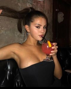 Selena Gomez •