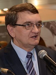 Victor Ciorbea; Victor Ciorbea (n. 1954), președinte al PNȚCD și prim-ministru al României. Senator, primar general al Capitalei, Avocat al Poporului. Cavaler al „Nihil Sine Deo”
(foto Wikipedia)
