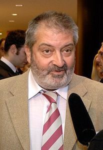 Gheorghe Ciuhandu; Gheorghe Coriolan Ciuhandu (n. 1947), doctor inginer, președinte al PNȚCD, primar al Timișoarei. Ofițer al Ordinului de Merit (Germania).
(foto Wikipedia)
