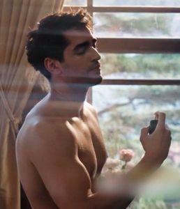 Fabian dandu se cu parfum sa o impresioneze pe Chloe =))