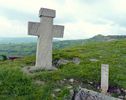 cruce langa biserica dintr-o piatra