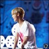 han| [se aşează lângă Mina şi Ailee] Se vede că eşti tristă. :-? #M.