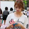 H| Uhm. [se ridică; merge la masă; ia telefonul lui Mina] Cum era trecut? Oppa? ;;des;;