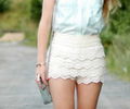 A sarutat-o apoi s-a dus in camera lui.S-a intors cu acea cutie pe care o avusese in mana cand
