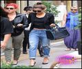 → Selena declară ”It;s amazing to be a model for so many girls.”, adică ”E uimitor să fii un model