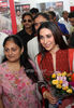 karisma-kapoor-visits-vibrant-vivah-wedding-festival-2013-1-16
