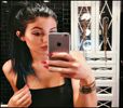 ♡ » ; # vine de sus si se pune pe canapea picor peste picior,butoneaza telefonul;
