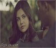 ┊deɴιι┊¤se pune pe canapea cu mâinile încrucişate gândind intens wtf¤