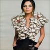 ;. -se apleacă, ia telecomanda de pe masă și aprinde televizorul-.