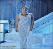 △▼ ❥ : * se plimbă prin cameră uitându-se prin jur, se întinde pe canapea și aprinde tv-ul * Câtă [c