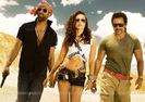 kareena_kapoor_kareena_looking_hot_with_saif_and_akshay_kareena_kapoor_photo_gallery_15638_Ri4riEqD.
