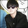 <J>. :)). lol. |o trage pe Hyuna langa el| :*
