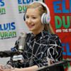 ♡RADIØACTIVE♡ *intră în bloc cu niște bagaje după ea* CL