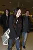 miley-cyrus_COM_HeathrowAirport_15Dec2009_051