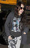 miley-cyrus_COM_HeathrowAirportLondon_4Dec2009_43