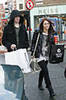miley-cyrus_COM_ShoppinginDublin_17Dec2009_11