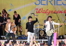 400_jonasbrothers_090612_slovekin_88448414 (13)