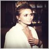 █ ▄→ -intră mâncâdn dintrun hamburger şi murdară la gură- -le face cu mâna-
