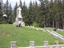 Monumentul si cele doua tunuri