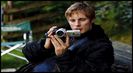 - Miroase a speranță *Râde și face să apară o cameră de filmat, inițial se filmează pe el*