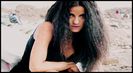 → ღ ← *Deodată se deschid geamuri și uși și intră pe ușă*