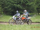 Doi motociclisti prin padure