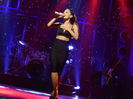 3. Canta la fel de bine live ca si in studio