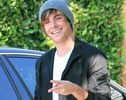 hi-zac-efron-1462676-303-240