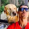 ;; [17.08] *sta in curte si-si face un selfie cu cainele lui*=))))