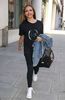 291A18D200000578-3098860-Casual_cutie_She_carried_a_Chicago_Bulls_holdall_on_her_arm_as_s-a-129_1432