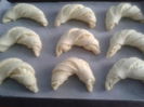Cornulete dantelate cu branza si stafide - 6