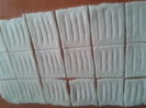 Cornulete dantelate cu branza si stafide - 2