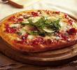 Pizza Margherita - 6 poze cu vedete diferite imbracate in rosu