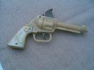 pistol cu capse