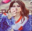 ».【ʛὄḋḋἔṩṩ▽σ∱щïℓđŗŋεşş】.;Coboară scările netezindu-și fusta cu mâinile și -cl