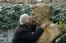 Ushangi Davitashvili kissed a bust of Soviet dictator Josef Stalin