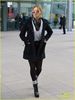 margot-robbie-flies-to-london-05