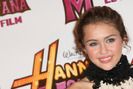miley-cyrus_COM-hannahmontanamovie-premiere-paris-2009apr27-c059