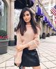 idee-look-pull-rose-pale-maille-cotelee-jupe-courte-noire-instagram-sazan-hendrix
