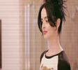 — Intru în clădirea enormă zâmbind în felul meu inocent câtorva persoane. Îmi scot telefonul