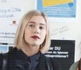 — ca şi cea de lângă ea, inspectează coridorul în mare, urmând ca mai apoi să o întrebe pe Zoe din