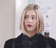 ━ prima oră, se decide să nu mai intre deloc, întorcându-se în curtea şcolii. Se opreşte pe