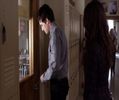- (o ascultă atent cât timp vorbește și când vine aproape de el cu buzele, i le privește -