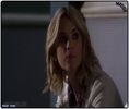 »; ;;îl aude și se oprește; întoarce capul;; oh.. hei;h ;;face ușor cu mâna întorcându-se clk;;