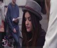 ┇» (stă pe o bancă în parc, la umbră, având o carte în mână şi citeşte din ea destul de -