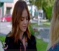 ┇» (iese din casă şi înaintează spre un tonomat de cafea, întroduce două monede în acesta -