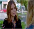 ┇» (se străduieşte să fie cât mai serioasă atunci când Ezra îi face cunoştinţă cu acea profesoară, -