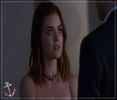 ┇» (îl urmăreşte cu privirea până când ajunge foarte aproape de ea, apoi rosteşte pe -