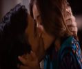 - (este plăcut surpins de răspunsul ei și când este tras în sărut, zâmbește fără să îl -