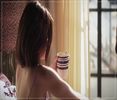 ┇» (îşi pune palmele pe pieptul lui şi-l împinge pe pat făcându-l să se întindă relaxat pe -